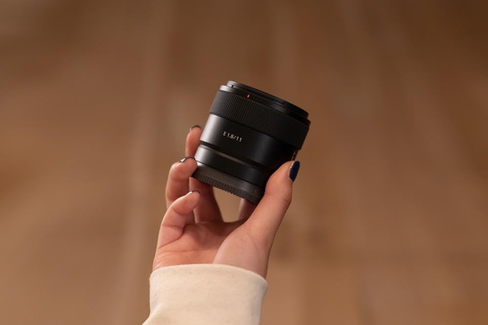 sony-sel11f18-obiettivo-grandangolare-11mm-f1-8-aps-c image 3