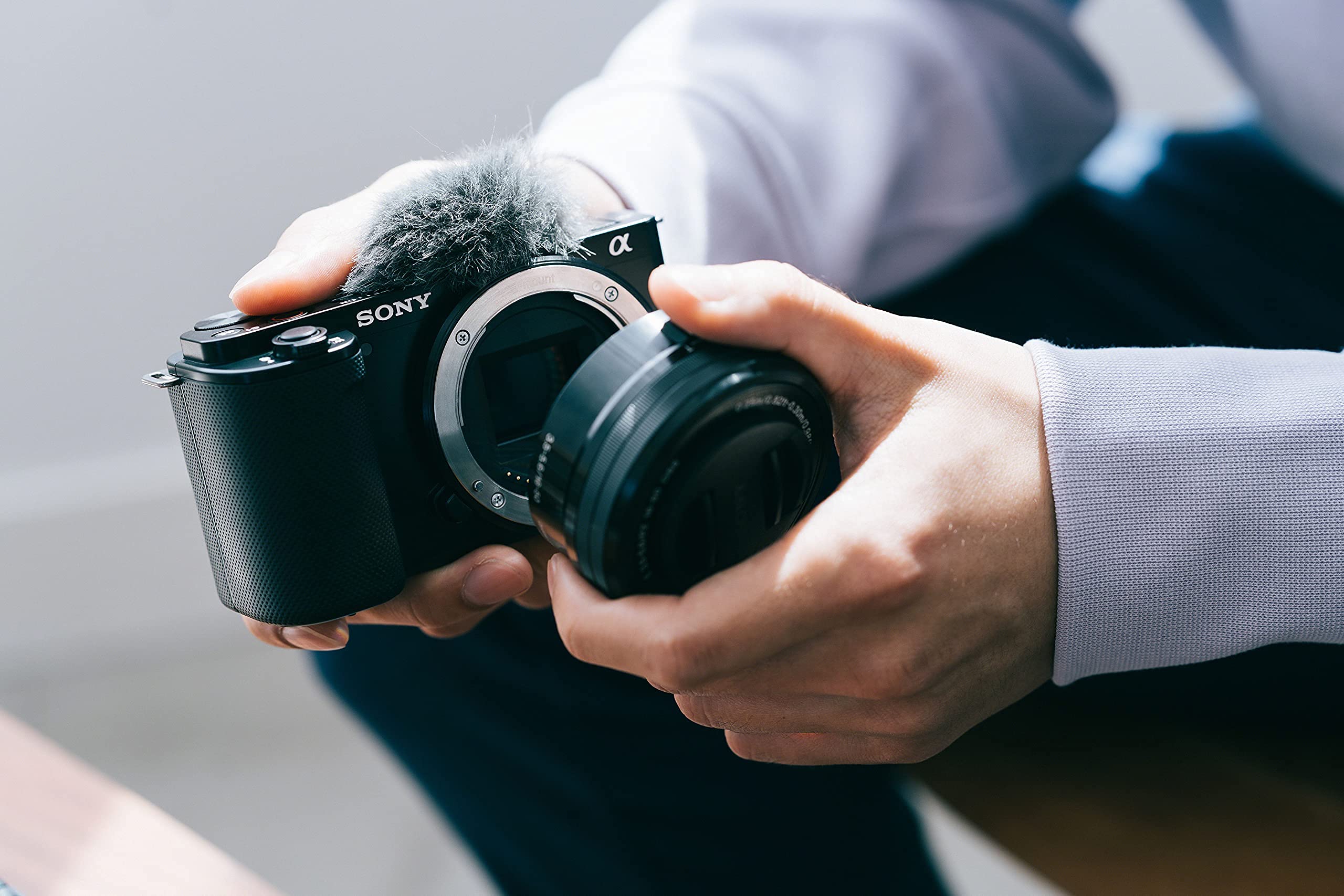 sony-zv-e10-fotocamera-vlogging-con-obiettivo-16-50mm-video-4k-display-orientabi image 2