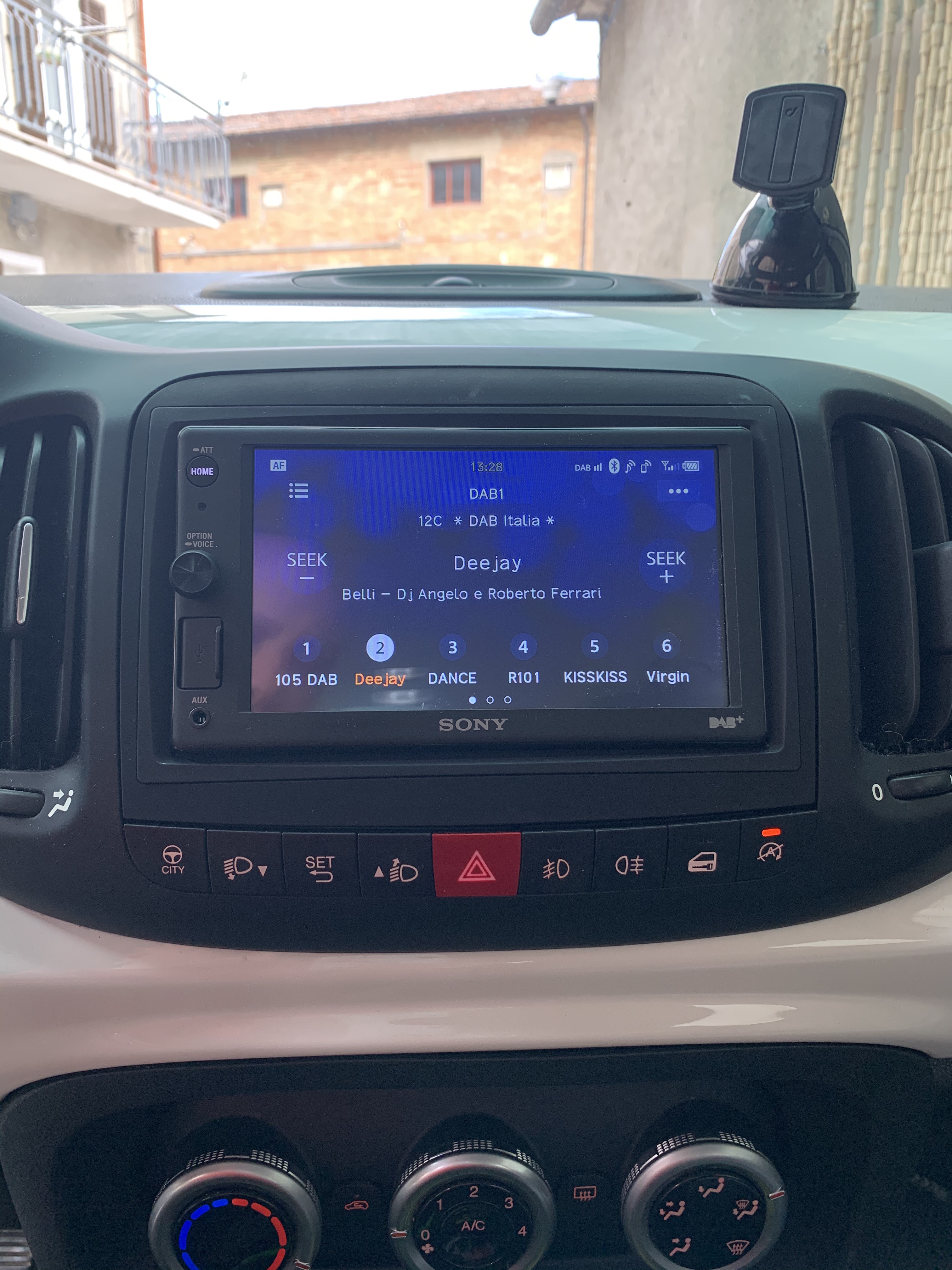Buona radio, installazione difficile